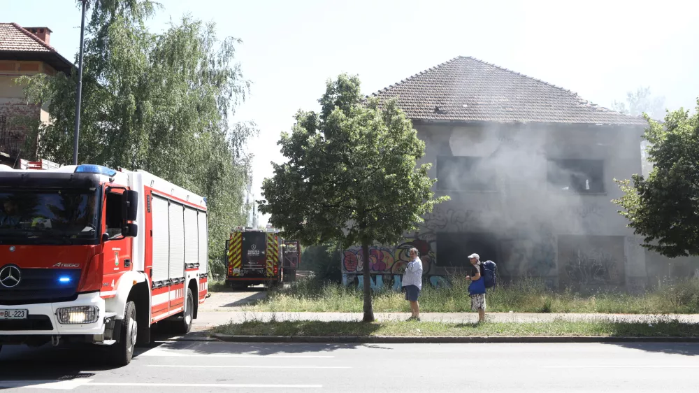 (FOTO) Zagorelo v hi&scaron;i sredi Ljubljane, posredovali gasilci
