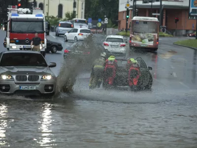 27.6.2015 neurje v Ljubljani, poplavljen podvoz Celov&scaron;ka cesta  ///FOTO: Luka Cjuha...