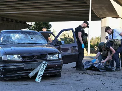 Police officers place the body of a woman into a body bag after she was killed inside a car by a Russian air strike, amid Russia's attack on Ukraine, in Zaporizhzhia, Ukraine June 20, 2026. REUTERS/Stringer   TPX IMAGES OF THE DAY