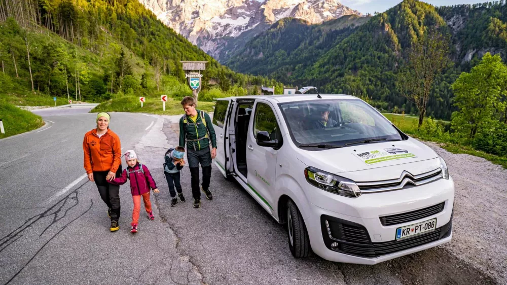 . Kombi z osmimi sedeži za potnike (8+1) bo povezoval kraje Kamnik, Komenda, Cerklje na Gorenjskem, Preddvor, Jezersko, Solčava, Luče ter Gornji Grad. F Primož &Scaron;enk