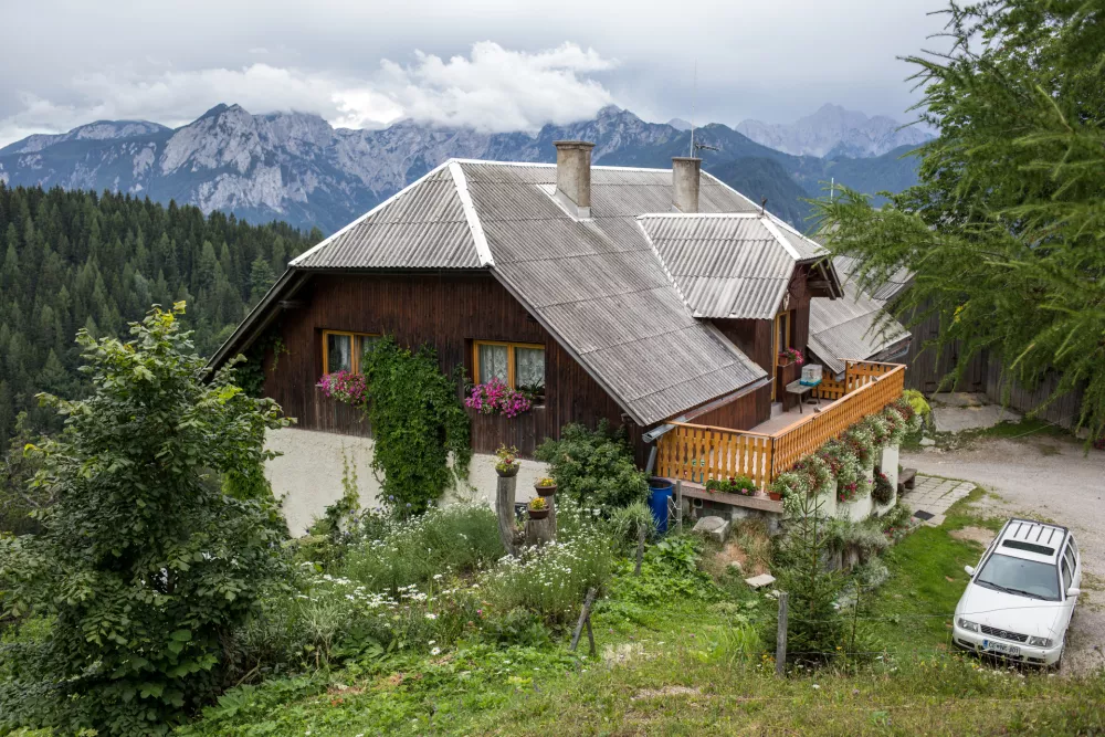 - Solčava - izletni&scaron;ka kmetija Bukovc (Bukovnik) pod Raduho, na nadmorski vi&scaron;ini 1327 m, in velja za najvi&scaron;je ležečo kmetijo v Sloveniji- gora, gore, narava, pohodni&scaron;tvo, visokogorje, Kamni&scaron;ko Savinjske Alpe- 25.07.2017 - Visokogorske kmetije v Sloveniji - //FOTO: Matjaž Ru&scaron;t- OPOMBA: DNEVNIKOV OBJEKTIV - REPORTAŽA 2017 -