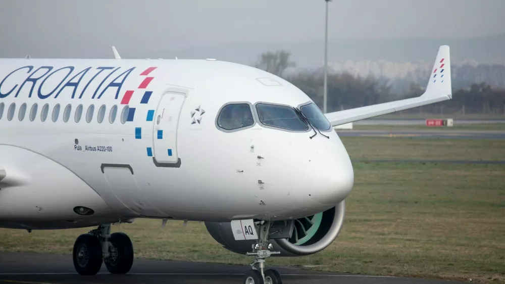 Letala Airbus A220 dodatno krepijo mrežo letov Croatia Airlines, potnikom in posadkam omogočajo vrhunsko izku&scaron;njo letenja, hkrati pa prispevajo k bolj trajnostnemu poslovanju družbe.