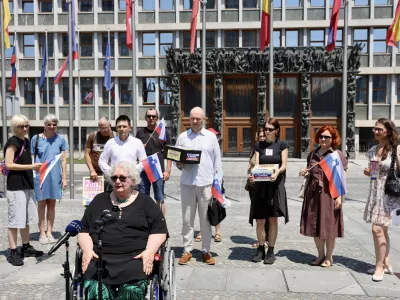 SDS: &raquo;Levica v opoziciji vlada preko referendumov in ustavnega sodi&scaron;ča&laquo;; Slap&scaron;akova: &raquo;Vlada želi zmanj&scaron;ati človekove pravice&laquo;