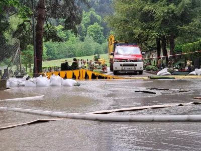 Gasilci so morali včeraj prečrpavati meteorno vodo iz stanovanjskih, gospodarskih in drugih objektov ter plezalnega centra, zalivalo je tudi pokopali&scaron;če in igri&scaron;če.