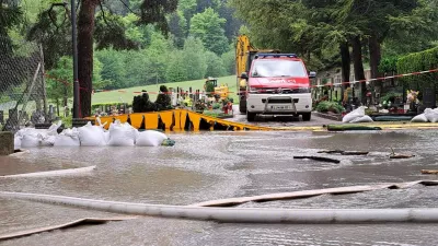 Gasilci so morali včeraj prečrpavati meteorno vodo iz stanovanjskih, gospodarskih in drugih objektov ter plezalnega centra, zalivalo je tudi pokopališče in igrišče.