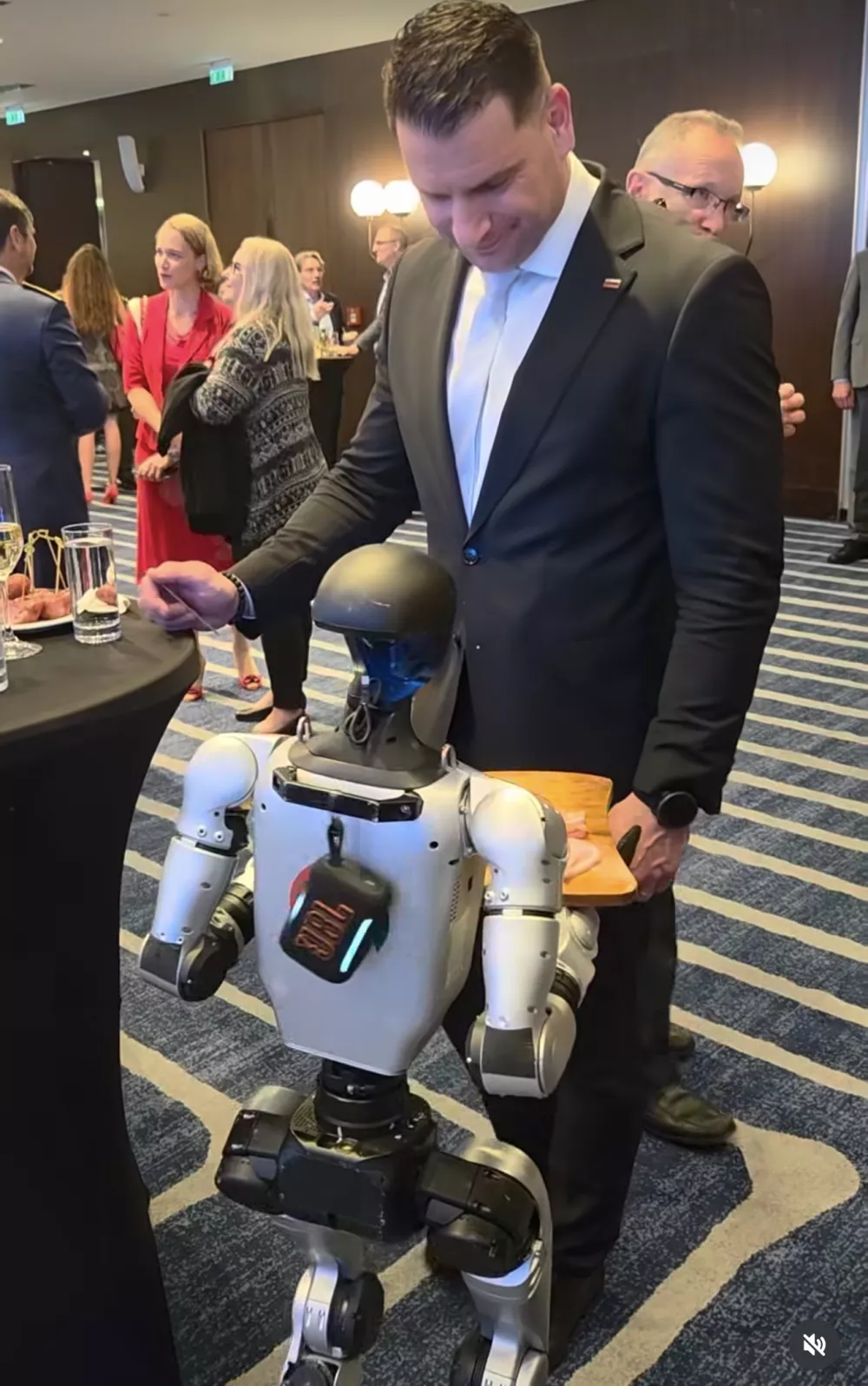 Zoranu Stevanoviću je med obiskom Srbije hrano postregel robot. F instagram Zorana Stevanovića
