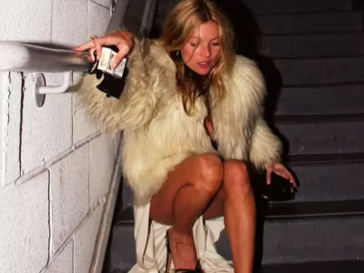 Slika Kate Moss, ki kadi na požarnem izhodu londonskega gledali&scaron;ča, je postala najbolj znana in najbolje prodajana fotografija fotografa Grega Brennana. F Greg Brennan