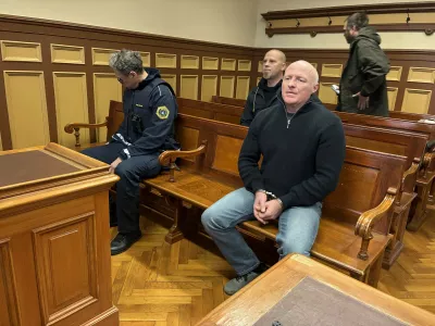 Polil &ldquo;prijatelja&rdquo; in ga zažgal: tožilstvo zahteva tri leta zapora