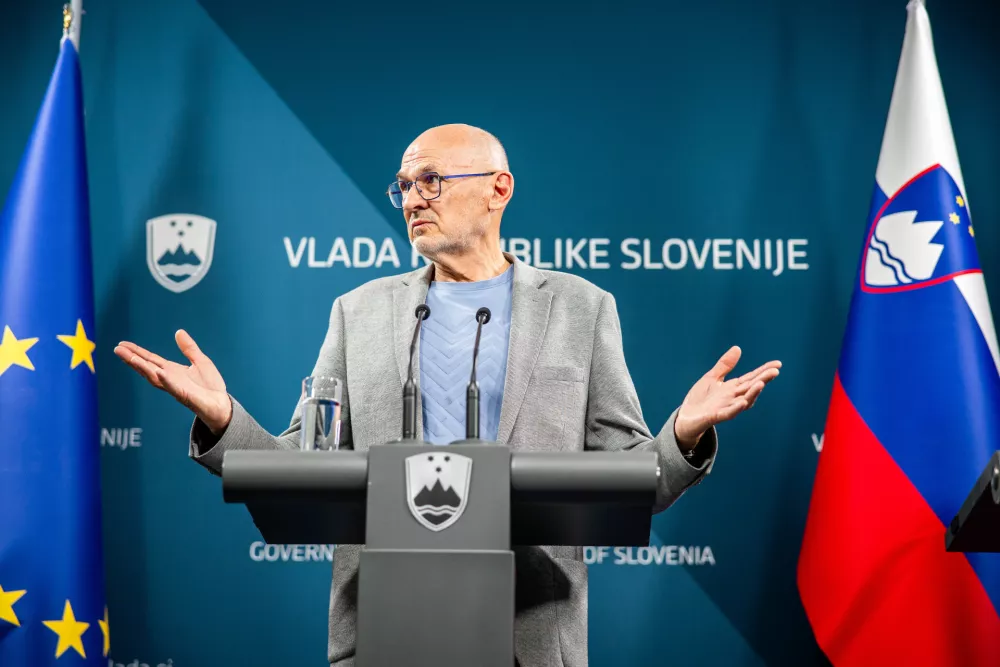Ljubljana, vlada.Novinarska konferenca pred osrednjo drzavno slovesnostjo ob 35. obletnici samostojnosti in neodvisnosti Republike Slovenije.Predsednik Koordinacijskega odbora za drzavne proslave in prireditve Jelko Kacin.