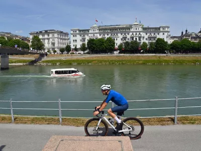 Blick auf den Fluss Salzach mit dem Hotel Sacher Salzburg im Hintergrund. *** View of the Salzach river with the Hotel Sacher Salzburg in the background,Image: 1107267227, License: Rights-managed, Restrictions: imago is entitled to issue a simple usage license at the time of provision. Personality and trademark rights as well as copyright laws regarding art-works shown must be observed. Commercial use at your own risk., Model Release: no 