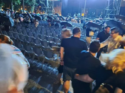 &raquo;Iskrena hvala&laquo; ni dovolj: Nezadovoljstvo obiskovalcev po ponesrečenem odprtju 74. Ljubljana Festivala