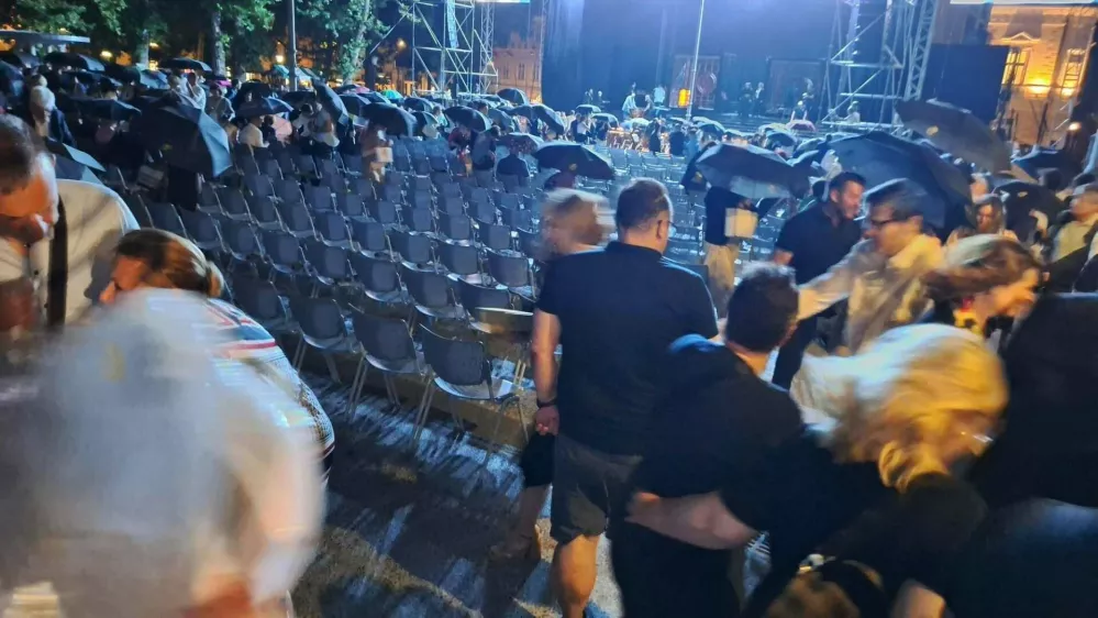 &raquo;Iskrena hvala&laquo; ni dovolj: Nezadovoljstvo obiskovalcev po ponesrečenem odprtju 74. Ljubljana Festivala