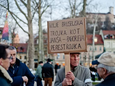 - ilustrativna fotografijaprotestnik, plakat, transparent, perestrojka, varcevalni ukrepi, rezi, Janez Jan&scaron;a, Borut Pahor- Ljubljana 2012 - protest proti politicni in županski eliti v Sloveniji 2012 - GOTOVI SO! - shod na Kongresnem trgu//FOTO: Tomaž Zajel&scaron;nik