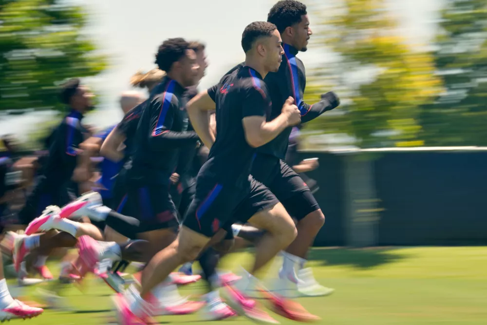 United States' Sergino Dest, front, and teammates sprint during a training session ahead of their FIFA World Cup match against Turkey in Irvine, Calif., Monday, June 22, 2026. (AP Photo/Andre Penner) / Foto: Andre Penner