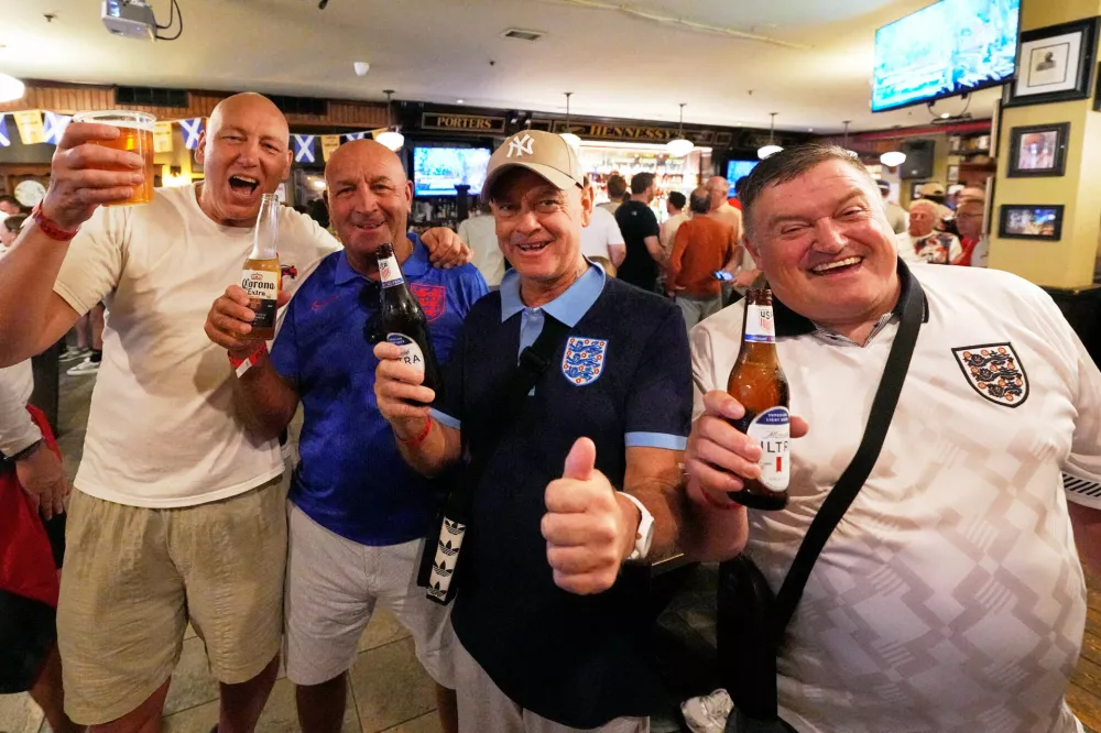 English fans arrived for beer in a bar in the center of Boston, Mass., ahead of the World Cup Group L soccer match between England and Ghana, Monday, June 22, 2026. (AP Photo/Martin Meissner) / Foto: Martin Meissner