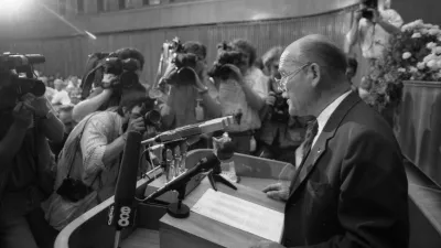 Osamosvojitev Slovenije - sprejem osamosvojitvenih aktov v slovenski skupščini, 25. junij 1991. Foto: Nace Bizilj, MNSZS