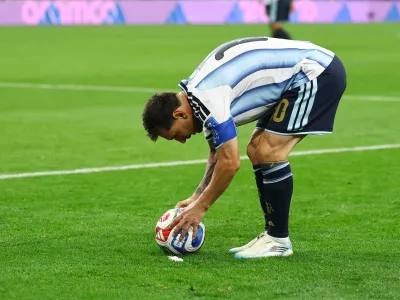 Soccer Football - FIFA World Cup 2026 - Group J - Argentina v Austria - Dallas Stadium, Arlington, Texas, U.S. - June 22, 2026 Argentina's Lionel Messi places the ball down for a free kick REUTERS/Kai Pfaffenbach