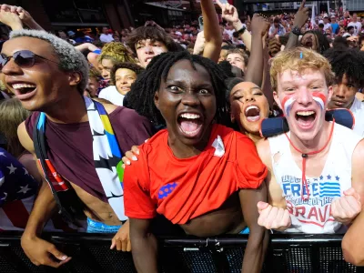 Fans celebrate after a United States goal during a watch party for a World Cup soccer match against Bosnia at the KC Live! entertainment district Wednesday, July 1, 2026, in Kansas City, Mo. (AP Photo/Charlie Riedel) / Foto: Charlie Riedel