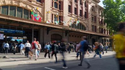 Melbourne, VIC, Australia. December 11, 2025. - Motion-blurred pedestrians navigate the busy Elizabeth Street intersection in front of the ornate Flinders Street Station, decorated for the holidays. / Foto: Mujie Getty Images
