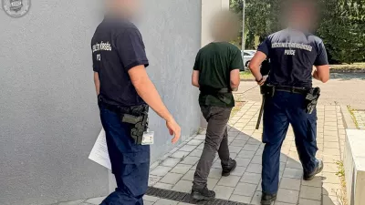 Policisti so sredi junija 2026 aretirali 30-letnika, ki je iz službe in grobov kradel dele človeških teles. 