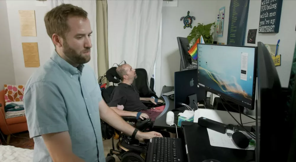 Casey Harrell, ki se približuje petdesetemu letu starosti, je v ozadju. / Foto: Uc Davis Health