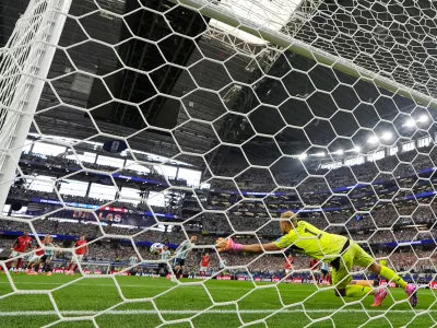 Austria goalkeeper Alexander Schlager (1) dives for the ball as Argentina's Lionel Messi's penalty kick goes wide during the World Cup Group J soccer match between Argentina and Austria in Arlington, Texas, near Dallas, Monday, June 22, 2026.(AP Photo/Tony Gutierrez) / Foto: Tony Gutierrez