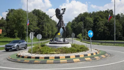 24.6.2026 - korižišče - krožni promet -  skulptura golfistke, delo belgijskega kiparja Williama SweetlovaFoto: Luka Cjuha