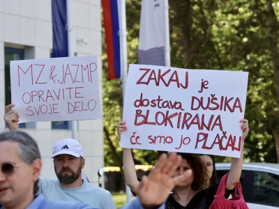 Ljubljana, pred JAZMP.Protest starsev v zadevi Biobanka pred Javno agencijo Republike Slovenije za zdravila in medicinske pripomocke.