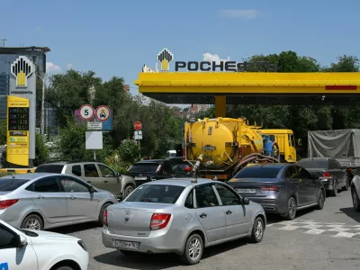 FILE PHOTO: Vehicles queue to refuel at a Rosneft petrol pump, as according to local officials some regional filling stations face gasoline shortages due to production cuts at major refineries, amid the Russia-Ukraine conflict in Rostov-on-Don, Russia, June 23, 2026. REUTERS/Sergey Pivovarov/File Photo