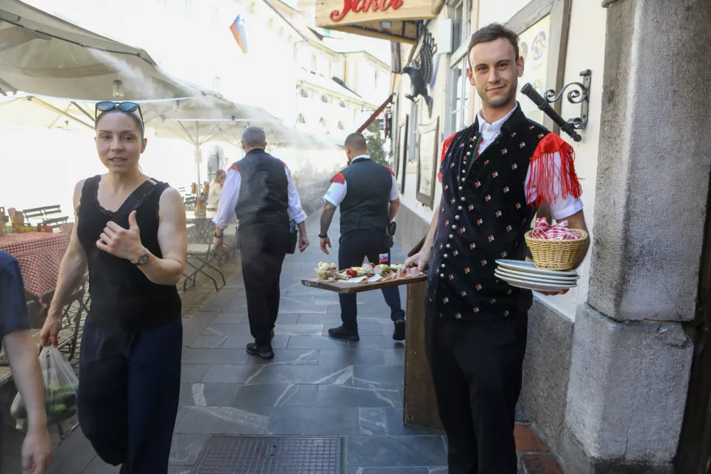 &raquo;Stisniti zobe. Drugega ni.&laquo; Kako vročino premagujejo tisti, ki delajo na soncu
