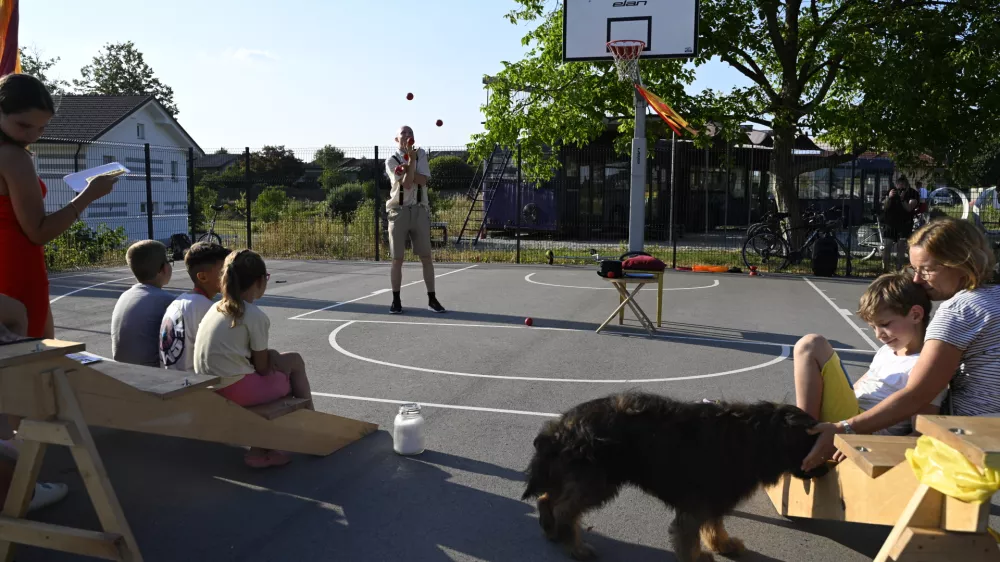 Poletje na ulicah: cirkus, klovni in umetnost brez odra