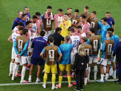 Soccer Football - FIFA World Cup 2026 - Group L - Panama v Croatia - Toronto Stadium, Toronto, Canada - June 23, 2026 Croatia coach Zlatko Dalic gives instructions to his players during a hydration break REUTERS/Thomas Mukoya