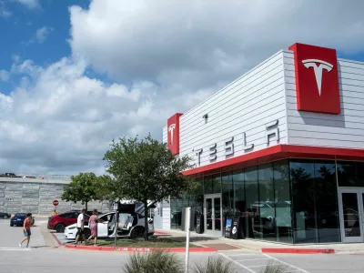 FILE PHOTO: People visit a Tesla service center and gallery in Austin, Texas, U.S., June 21, 2025. REUTERS/Joel Angel Juarez/File Photo