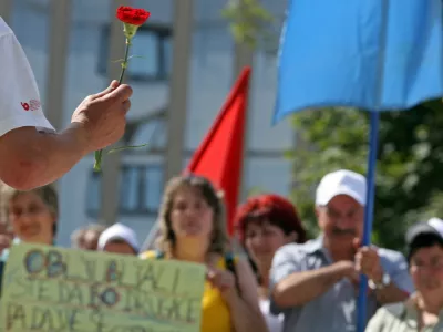- ilustrativna fotografija - 1. maj - praznik dela, nagelj - protestni shod Sindikata delavcev gostinstva in turizma Slovenije pred GZS v podporo že izpogajanim zahtevam v pogajanjih za dvig plač v gostinstvu in turizmu za leto 2009;//FOTO: Luka CjuhaOPOMBA: ZA OBJAVO V ČASOPISU DNEVNIK / Foto: Luka Cjuha
