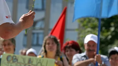 - ilustrativna fotografija - 1. maj - praznik dela, nagelj - protestni shod Sindikata delavcev gostinstva in turizma Slovenije pred GZS v podporo že izpogajanim zahtevam v pogajanjih za dvig plač v gostinstvu in turizmu za leto 2009;//FOTO: Luka CjuhaOPOMBA: ZA OBJAVO V ČASOPISU DNEVNIK / Foto: Luka Cjuha