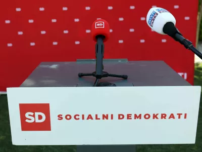 - 19.05.2022 &ndash; Simbolična fotografija - Socialni demokrati - mikrofon SD in Nova 24TV//FOTO: Tomaž Skale