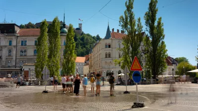 Nebo bo bolj ali manj brez oblačka, sonce močno, zato poskrbite za osvežitev. Fotografija je iz središča Ljubljane, v coni, kjer vedno dežuje.