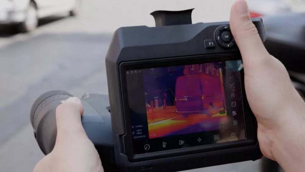 A Greenpeace activist holds an infrared thermal camera, which highlights the severe impact of the heat on people working outdoors during a heatwave in Rome, Italy, in this screengrab from a handout video released June 25, 2026. GREENPEACE ITALY/via REUTERS THIS IMAGE HAS BEEN SUPPLIED BY A THIRD PARTY. MANDATORY CREDIT. / Foto: Greenpeace Italy