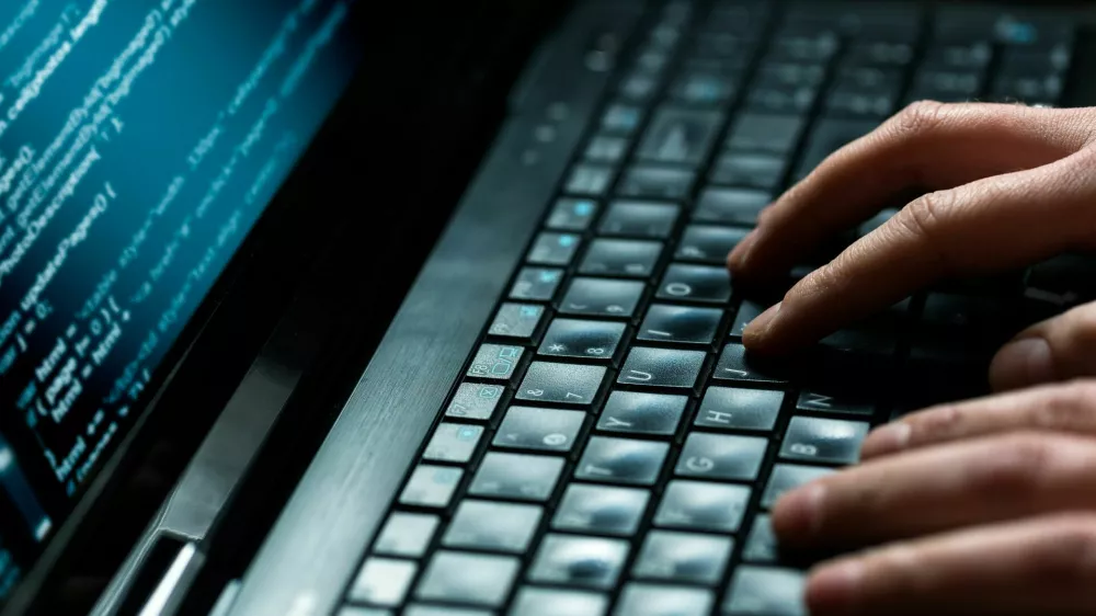 Policija zadnje čase obravnava večje &scaron;tevilo goljufij, ki se začnejo z lažno e-po&scaron;to, sledi klic lažnega bankirja, konča pa se z vdorom v e-banko. F Reuters