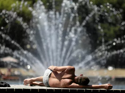 A man lies down near a fountain during a heatwave in Radom, June 27, 2026. Marcin Kucewicz/Agencja Wyborcza.pl via REUTERS ATTENTION EDITORS - THIS IMAGE WAS PROVIDED BY A THIRD PARTY. POLAND OUT. NO COMMERCIAL OR EDITORIAL SALES IN POLAND. / Foto: Marcin Kucewicz