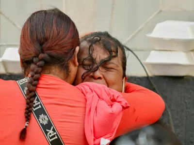 People embrace, as rescue operations continue after earthquakes hit the country in La Guaira, Venezuela, June 27, 2026. REUTERS/Maxwell Briceno   TPX IMAGES OF THE DAY / Foto: Maxwell Briceno