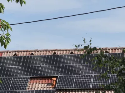 Sončne elektrarne: dobavitelji elektrike spodkopali solidarnostni učinek