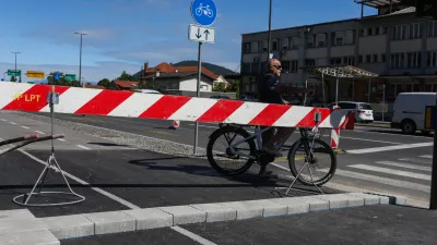 - začasna blokada za kolesarje.- 12.06.2026. - Kriišče Cesta v hrib in Celovška cesta, kjer naj bi bil problematičen pločnik na kolesarski stezi.FOTO: Bojan Velikonja