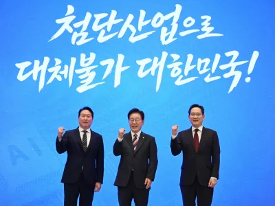 South Korean President Lee Jae Myung, center, Samsung Electronics Chairman Lee Jae-yong, right, and SK Group Chairman Chey Tae-won attend an announcement event on building a new computer chipmaking hub, at the Blue House presidential office in Seoul, South Korea, Monday, June 29, 2026. (Kim Min-Hee/Pool Photo via AP)