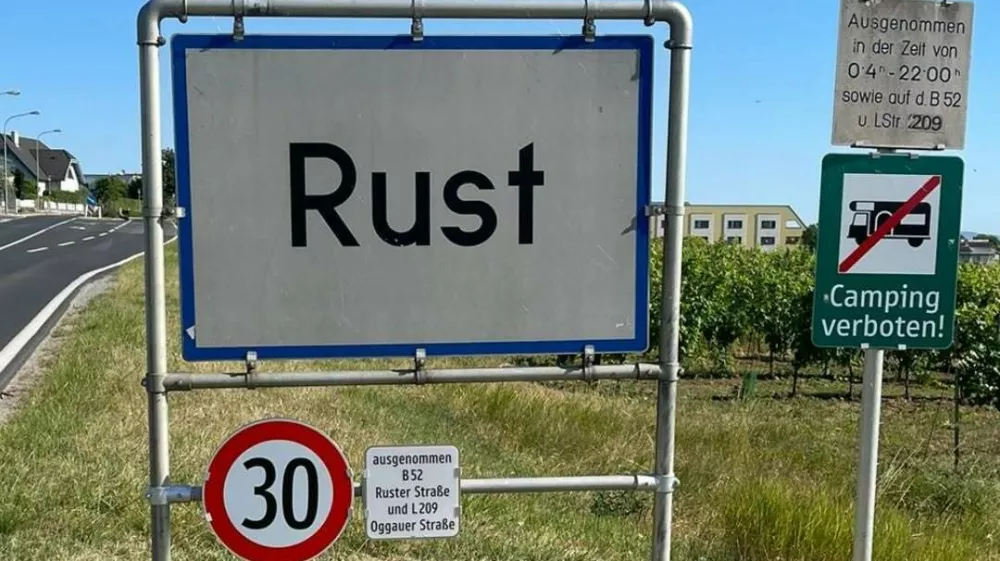 Rust, Avstrija, napačno postavljena tabla za omejitev hitrosti. Vir: FB, Gerold Stagl