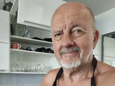 Zmago Jelinčič se je v kuhinji slikal s predpasnikom kitajskega podjetja Hisense, koliko so mu za to akcijo plačali pa ni jasno. 