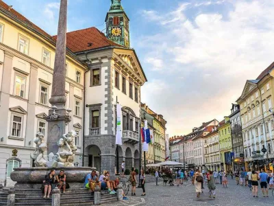 Po novem morajo vodnik razlago opravi pred vstopom v Mestno hi&scaron;o ali po izstopu iz nje. Foto: STO 