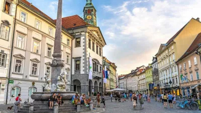 Po novem morajo vodnik razlago opravi pred vstopom v Mestno hi&scaron;o ali po izstopu iz nje. Foto: STO 