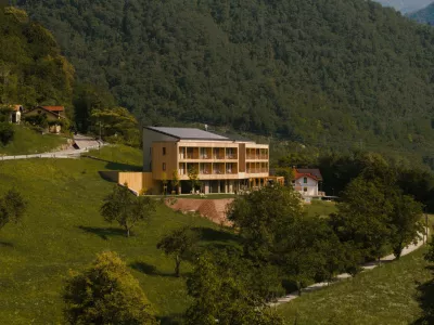 Penzion z 12 sobami, penthouse apartmajem, velnesom, vinsko kletjo ter kulinarično ponudbo predstavlja nov korak v razvoju butičnega turizma v Dolini Soče. F Tulie