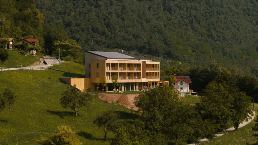 Penzion z 12 sobami, penthouse apartmajem, velnesom, vinsko kletjo ter kulinarično ponudbo predstavlja nov korak v razvoju butičnega turizma v Dolini Soče. F Tulie